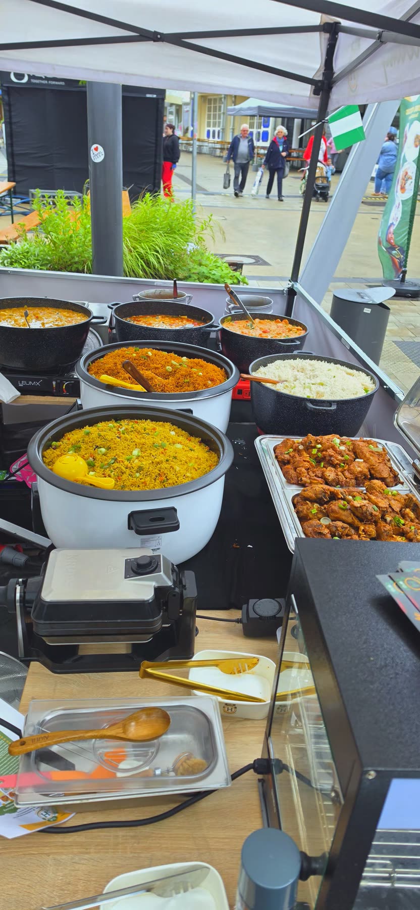 Buffet mit Reispfannen und Fleischgerichten bei einer Veranstaltung