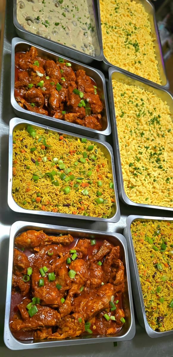 Chafing Dishes mit H&auml;hnchen, Reis und Gem&uuml;se
