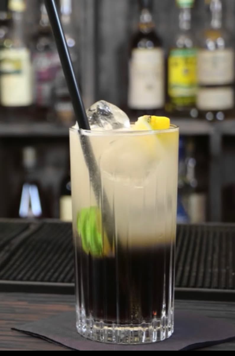 Longdrink an der Bar