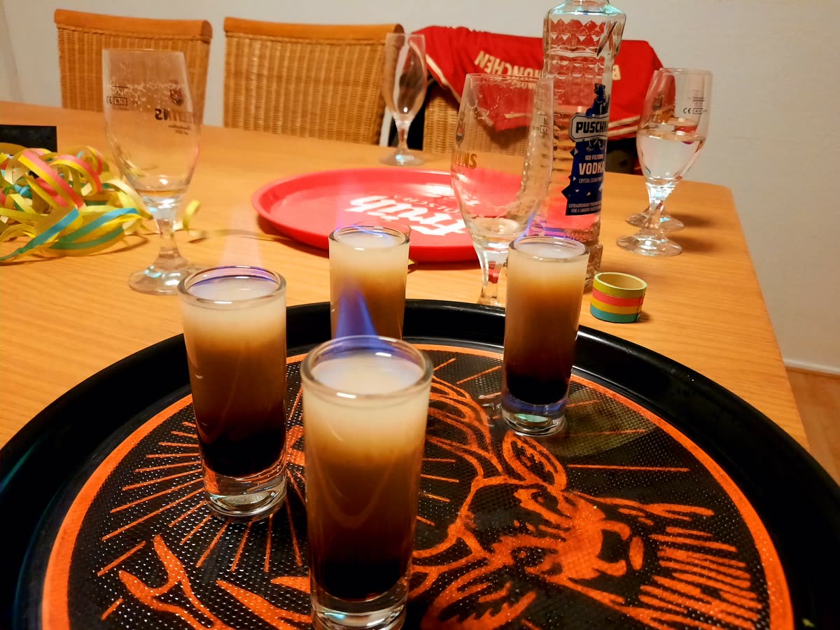Flambierte Premium Shots auf einem Tablett