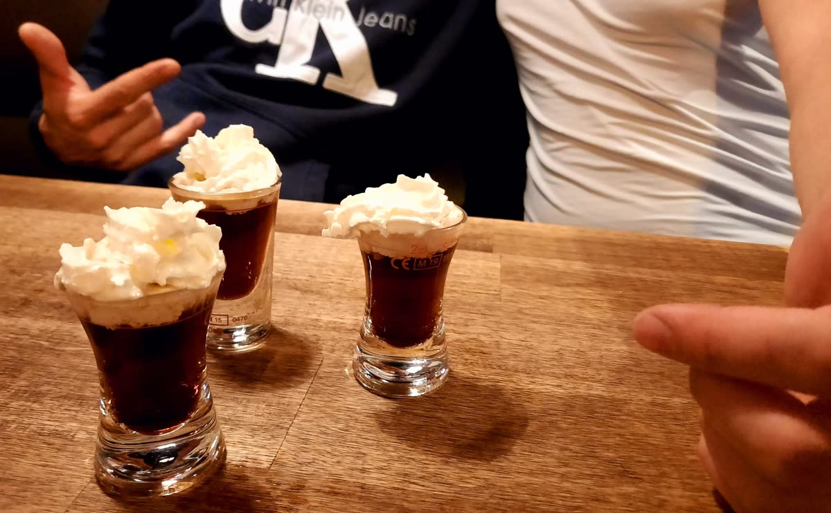 Cremige Shots mit Sahnehaube