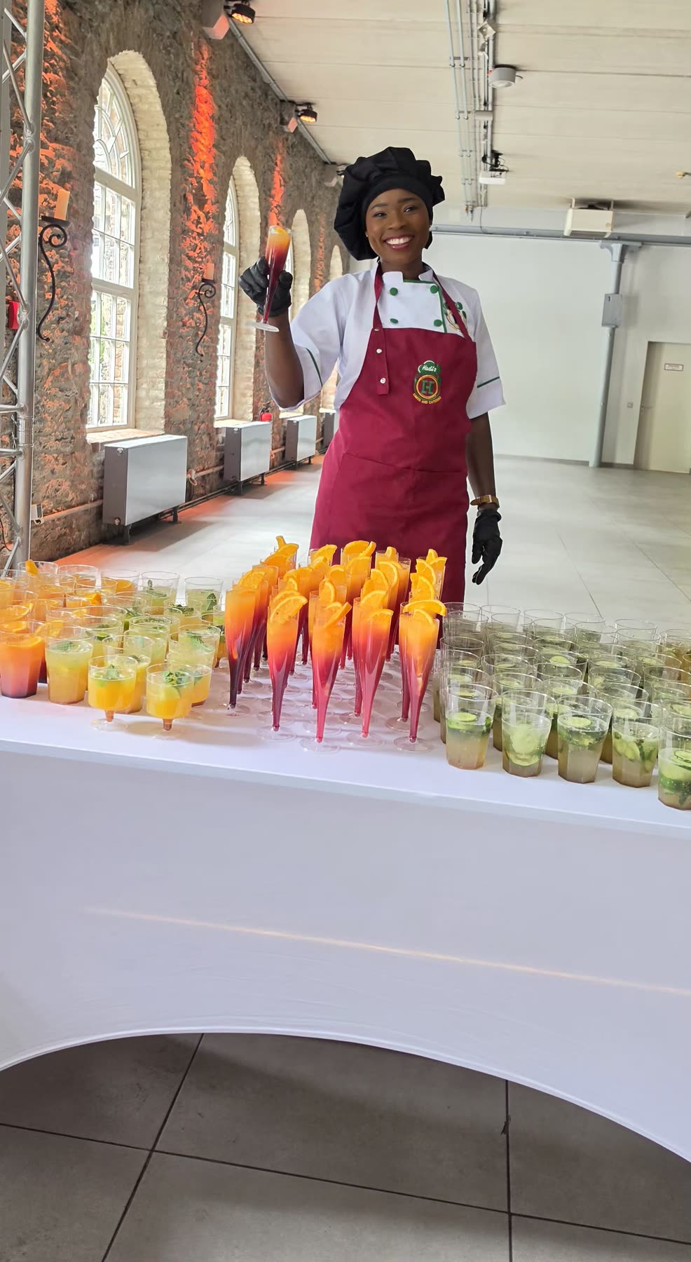 Reihen frisch zubereiteter Cocktails auf einer mobilen Bar