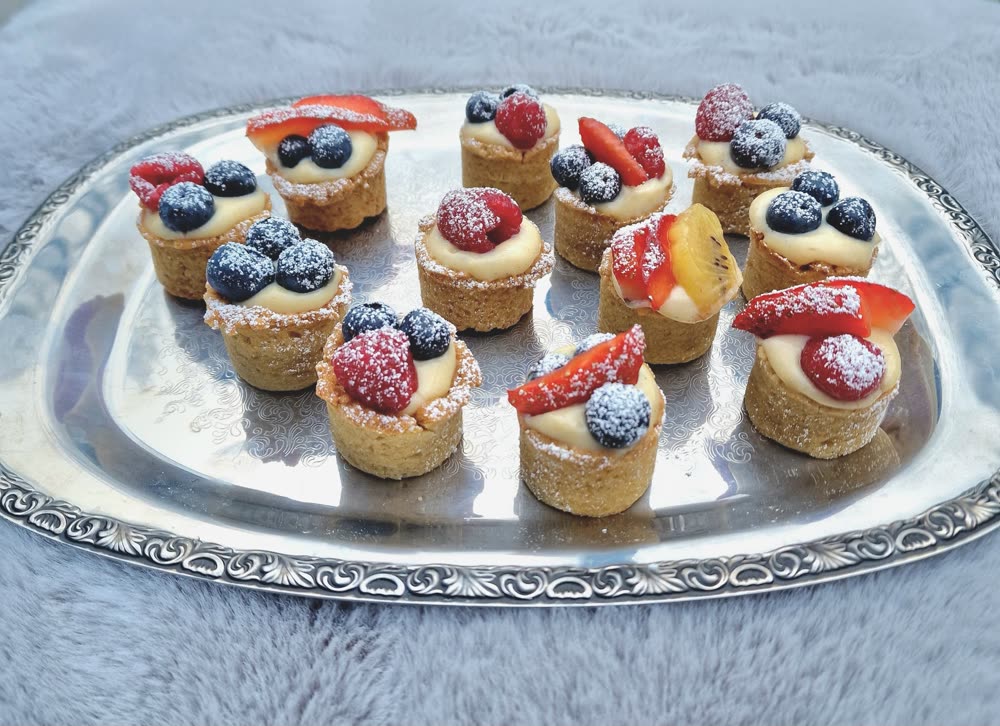 Vanille Cup Cookies mit Custard-Pudding und frischem Obst