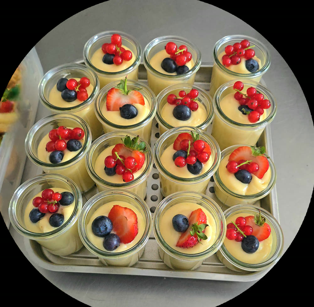 Vanille-Custard-Pudding mit Beerenfrüchten