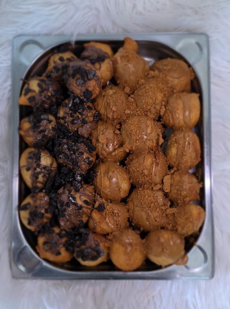 Nigerian Puff Puff mit Schokoladentopping