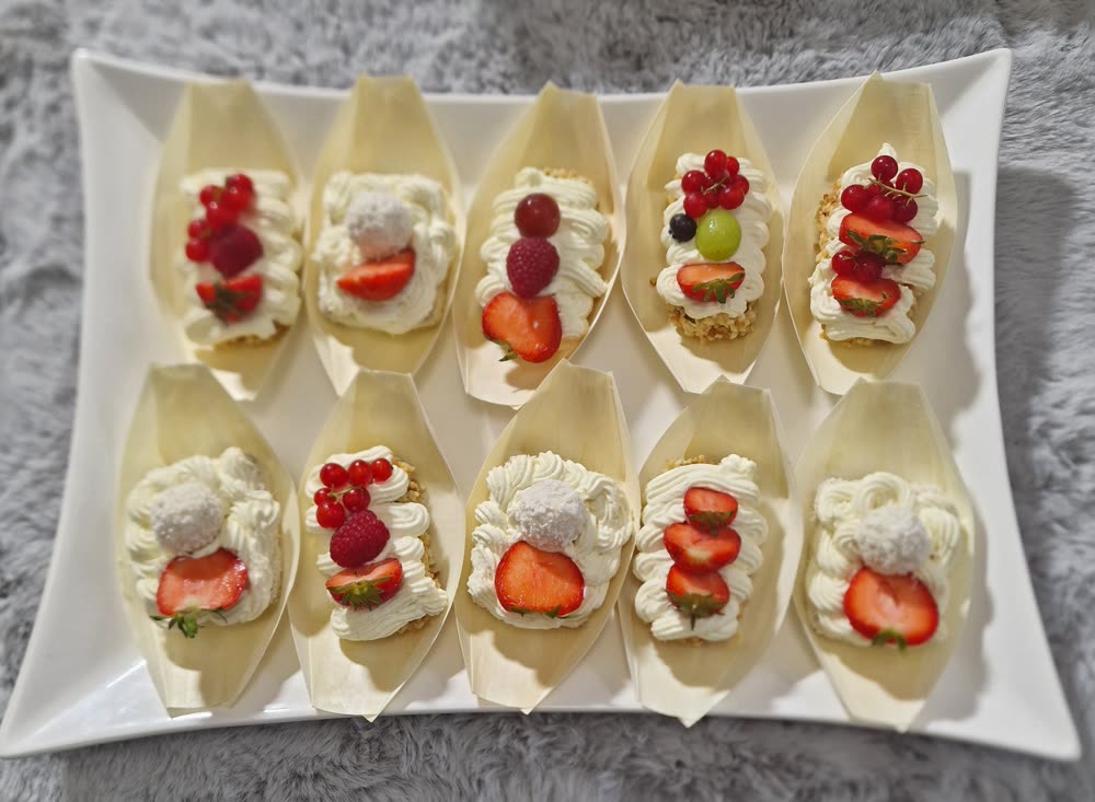 Frucht-Kokos-Haselnuss-Törtchen