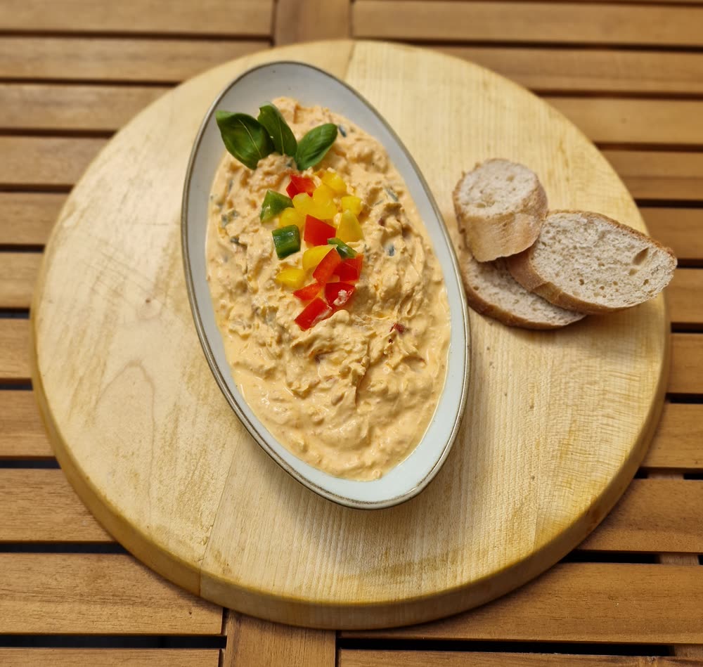 Paprika-Frischkäse-Dip mit Brot