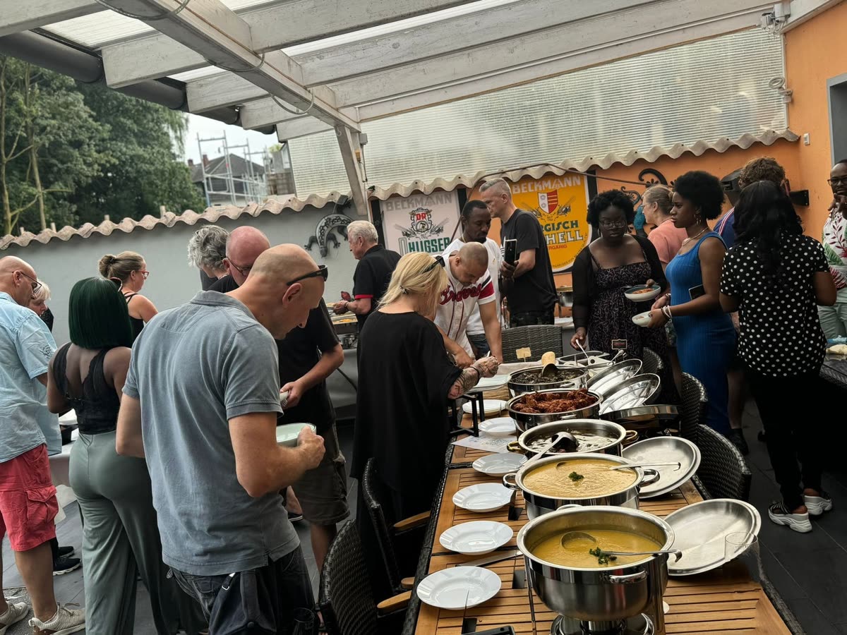 G&auml;ste am Buffet