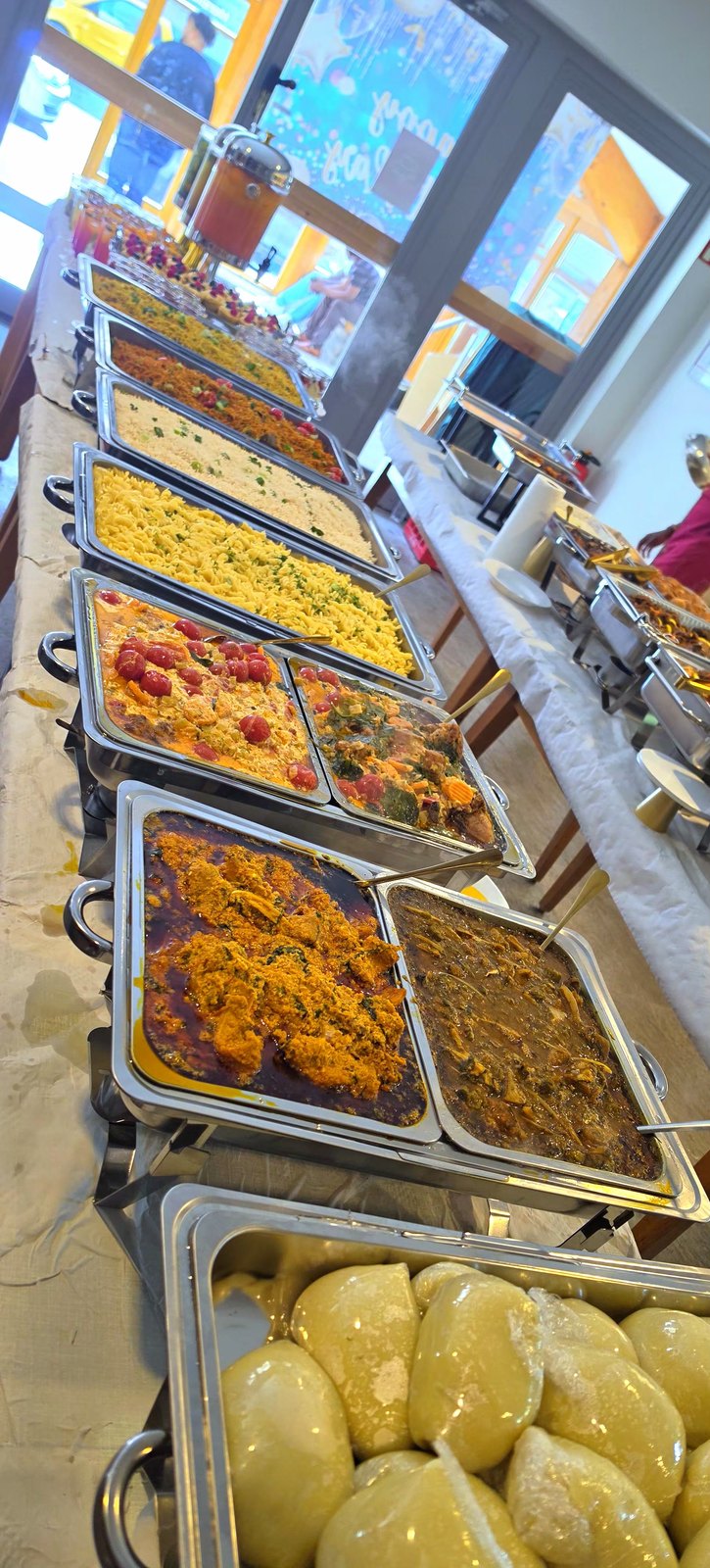 Lange Buffetlinie mit Reis, Fleisch und Gem&uuml;se