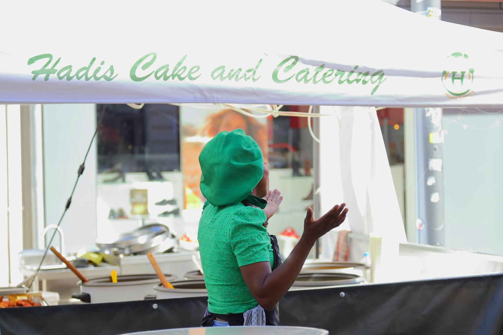 Hadijat vor dem Stand von Hadis Cake and Catering