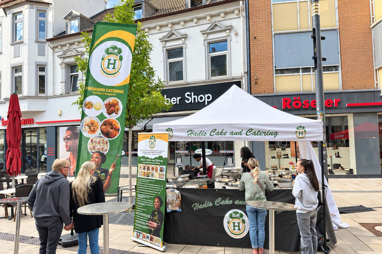Stand von Hadis Cake and Catering auf einem Stadtplatz