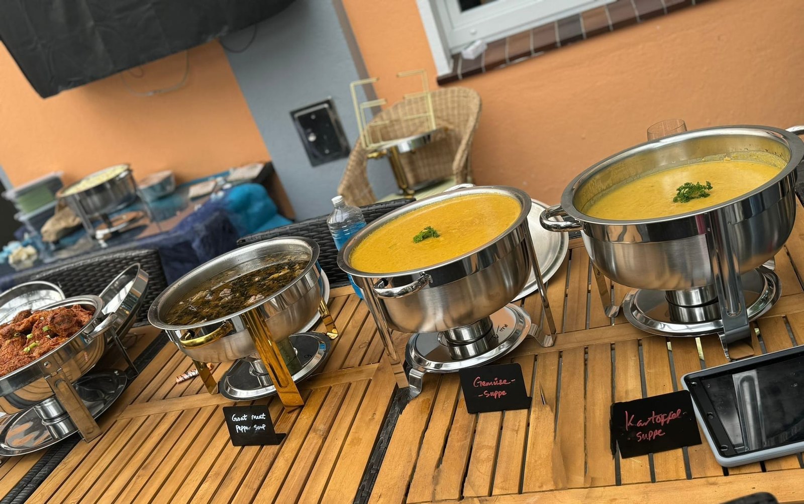 Suppen und Eint&ouml;pfe in Chafing Dishes auf der Buffettafel
