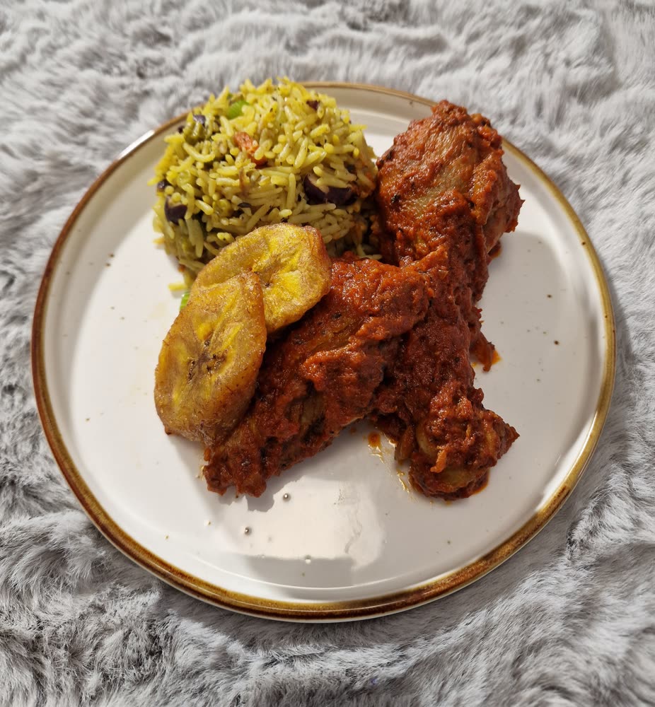 Nigeria Fried Rice mit Mais, Paprika, Möhren und Erbsen