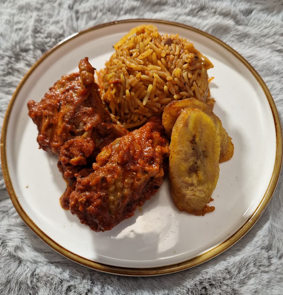 Nigeria Jollof Rice mit gebratenem Hähnchen und Kochbanane