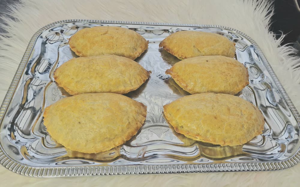 Nigerianische Meat Pie Teigtaschen mit Rinderhack und Gemüse