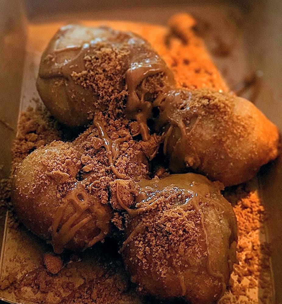 Nigerian Puff Puff, frittierte Teigbällchen mit Topping