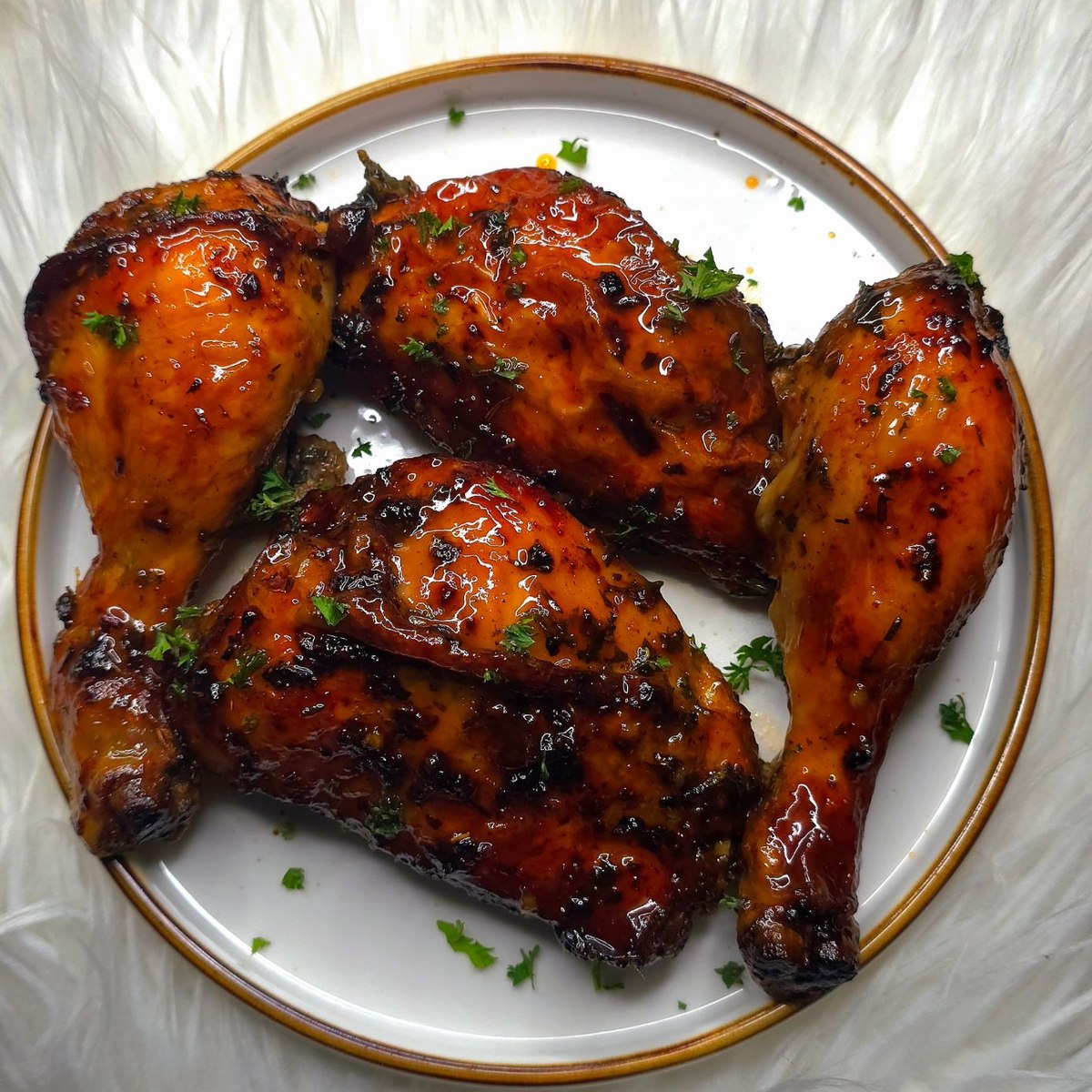 Hadis Signature Oven-Baked Chicken, glasierte Hähnchenkeulen aus dem Ofen