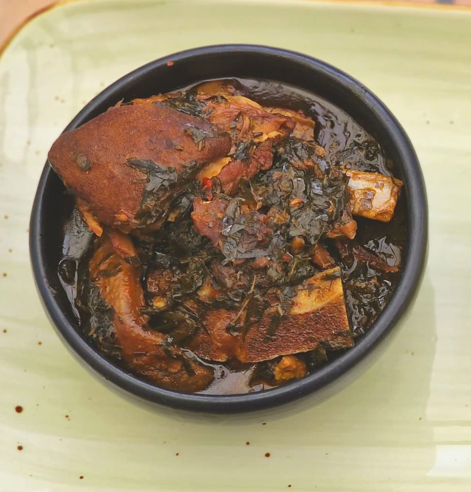 Nigeria Vegetable Soup mit Spinat und Rindfleisch