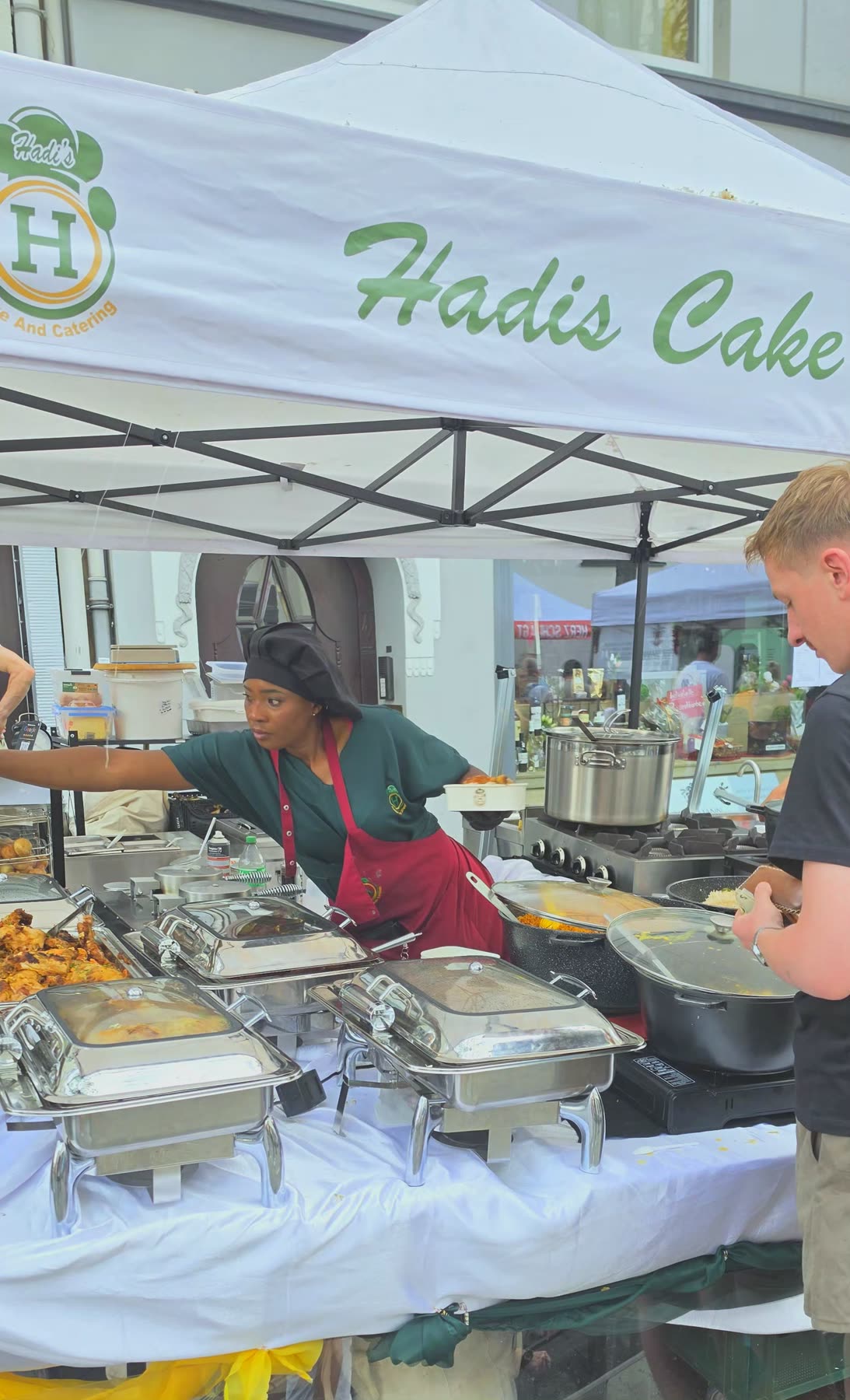 Streetfood-Stand mit Banner von Hadis Cake and Catering