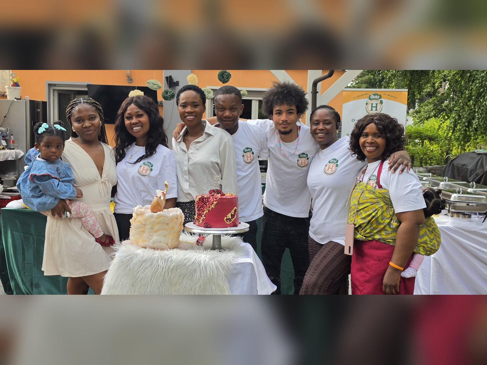 Das Team von Hadis Cake and Catering mit zwei Torten bei einer Feier
