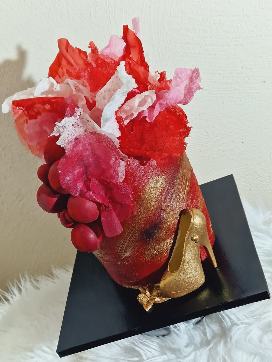 Rote Torte mit goldenem Schuh und Zuckerblüten