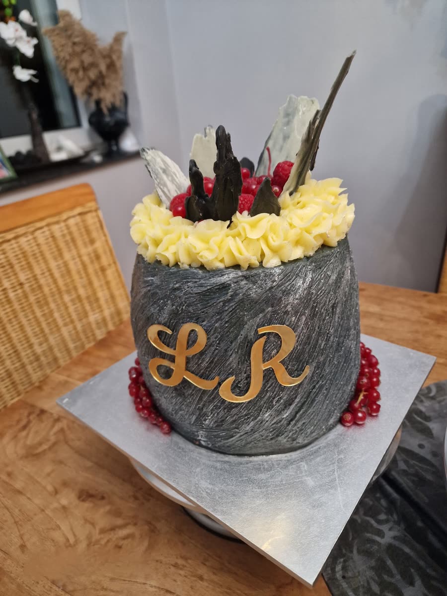Torte in Steinoptik mit goldenen Initialen