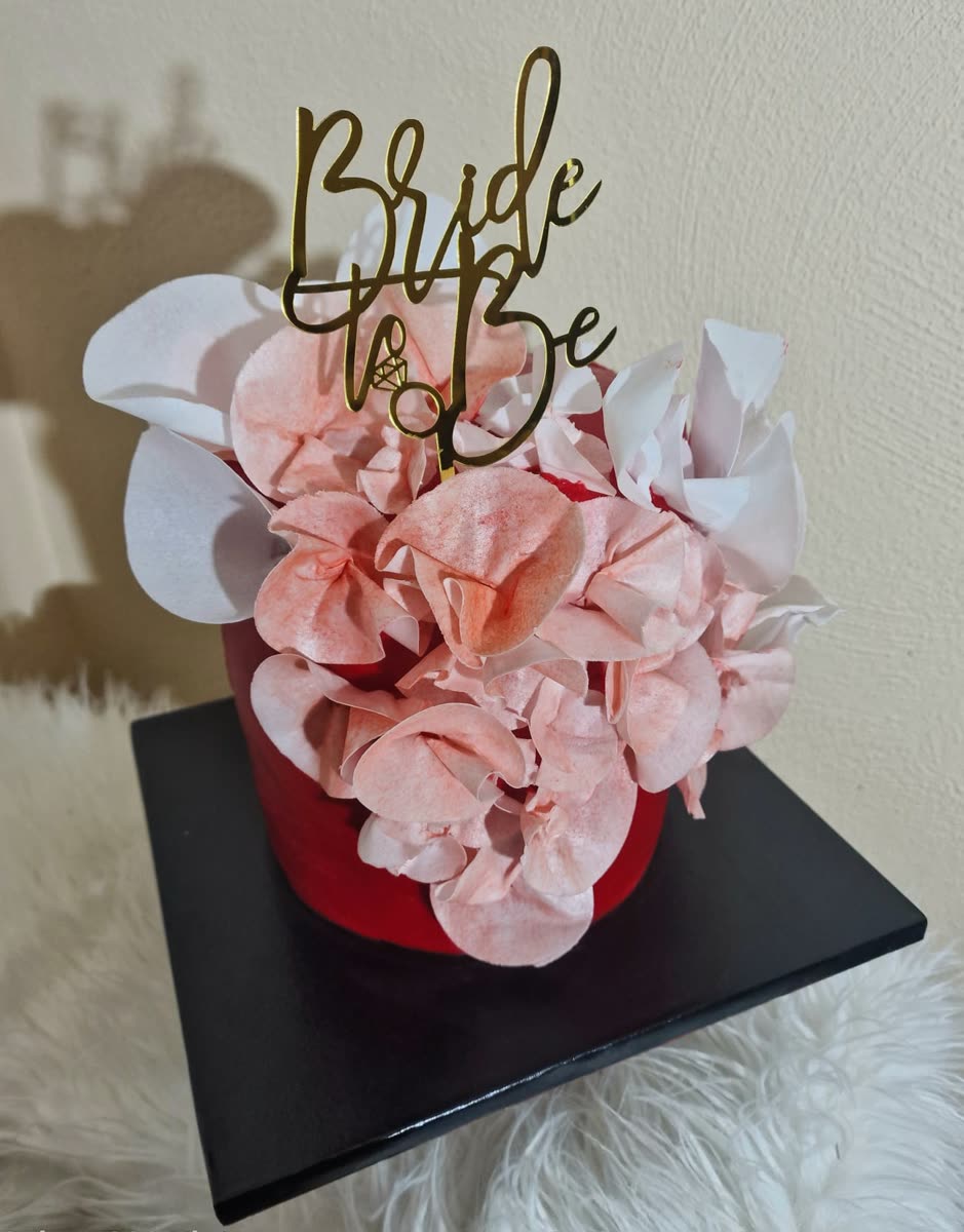 Rosa Bride-to-be Torte mit Blütenblättern