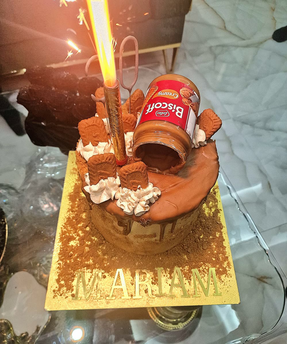Torte mit Biscoff-Dekor und Keksen