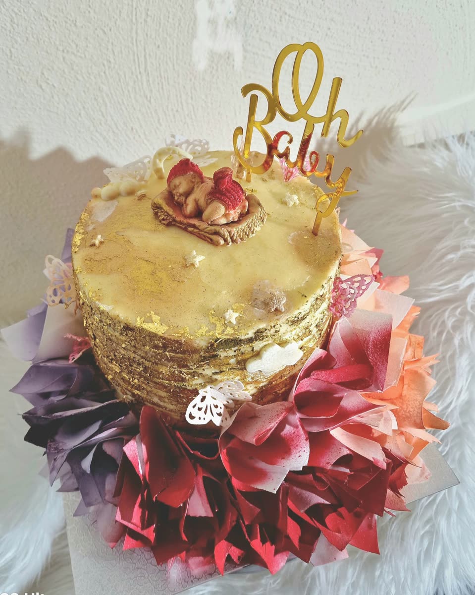 Goldene Babyparty-Torte mit Zuckerblüten