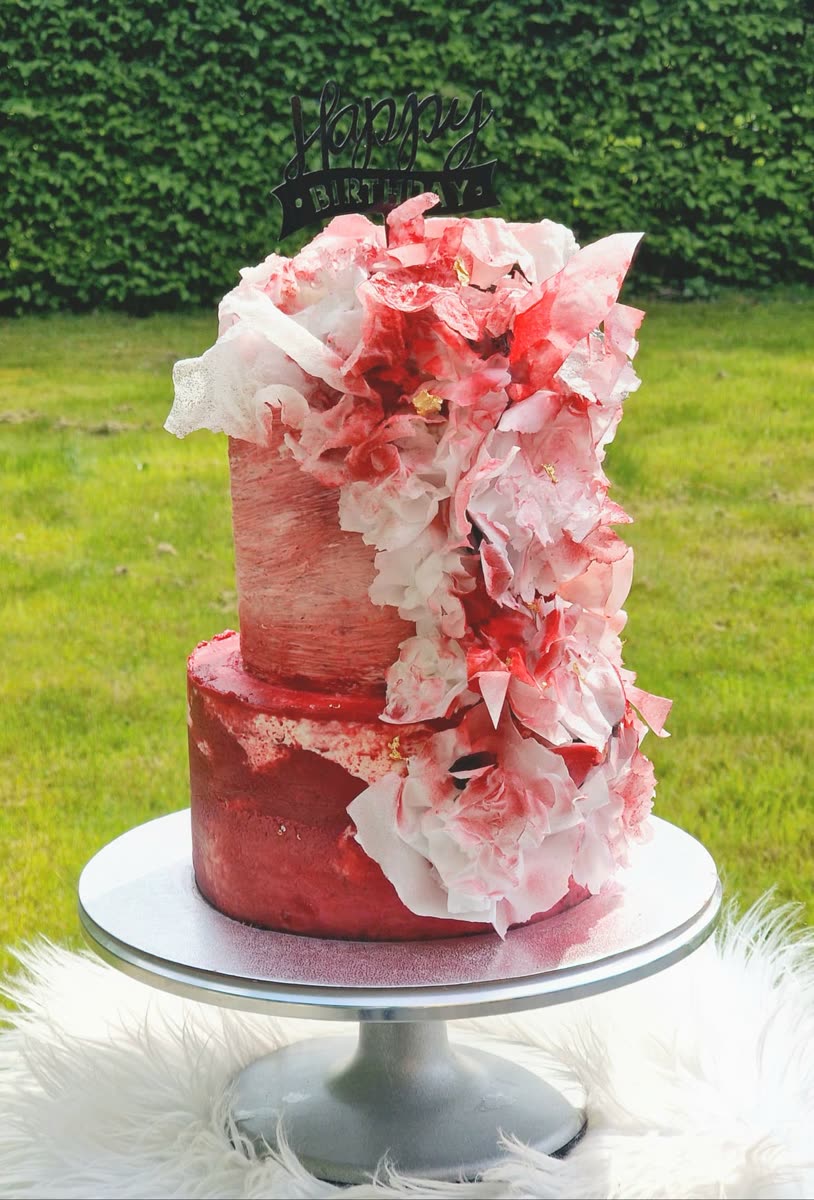 Zweistöckige rote Torte mit Waffelpapier-Dekor