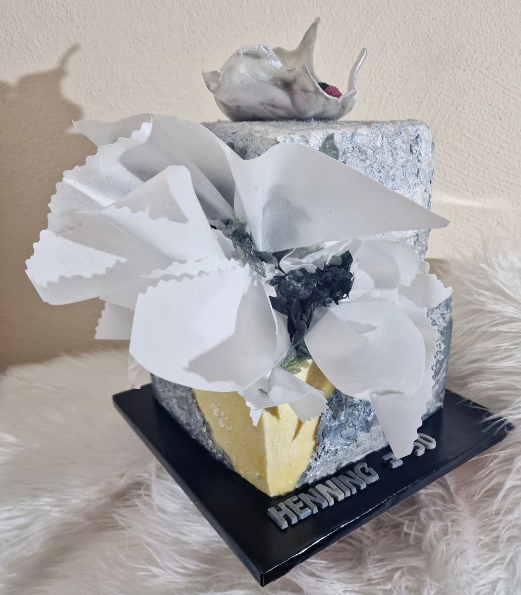 Torte in Beton-Optik mit weißer Schleife