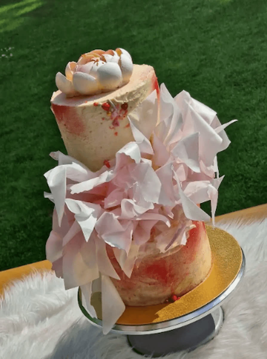 Zweistöckige Torte in Rosé mit Waffelpapier-Blüten