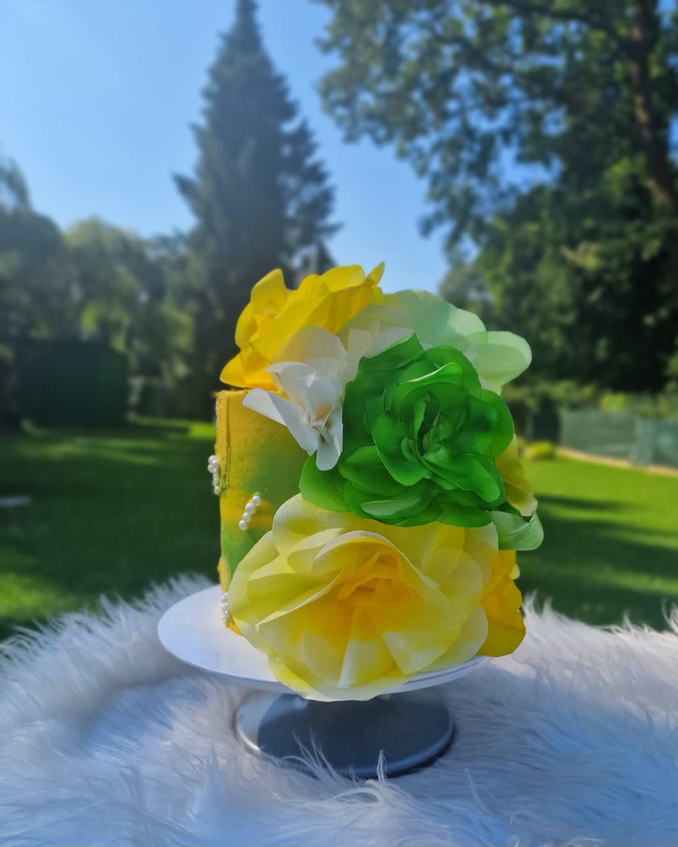 Gelb-grüne Torte mit essbaren Blüten