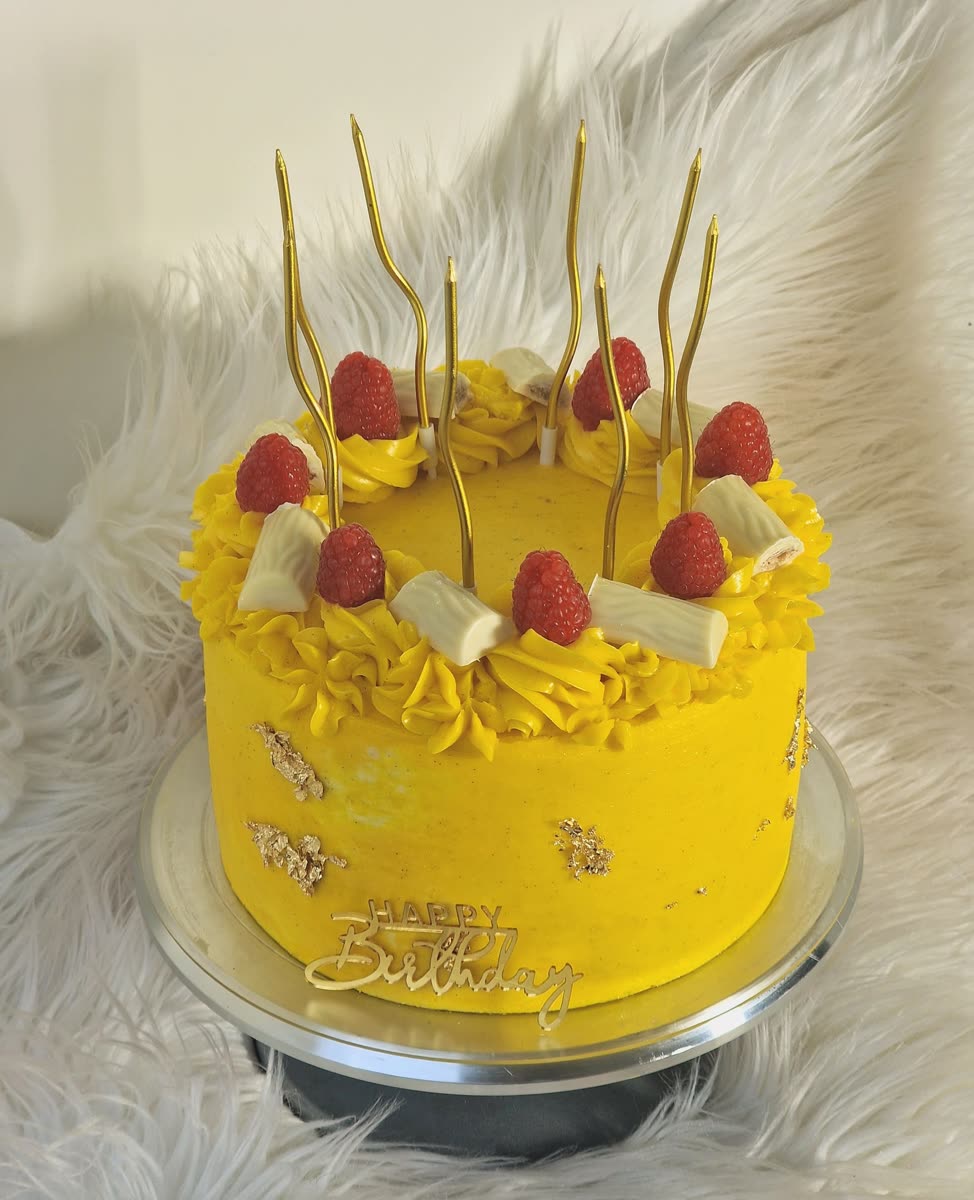 Gelbe Torte mit Himbeeren und Goldakzenten