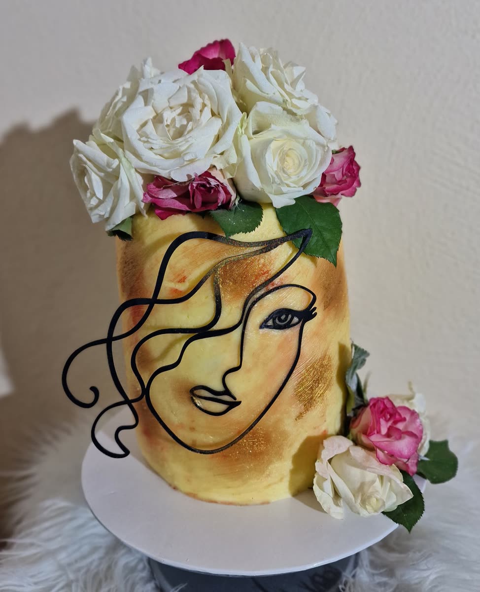 Handgefertigte Torte mit essbaren Blüten und Zeichnung
