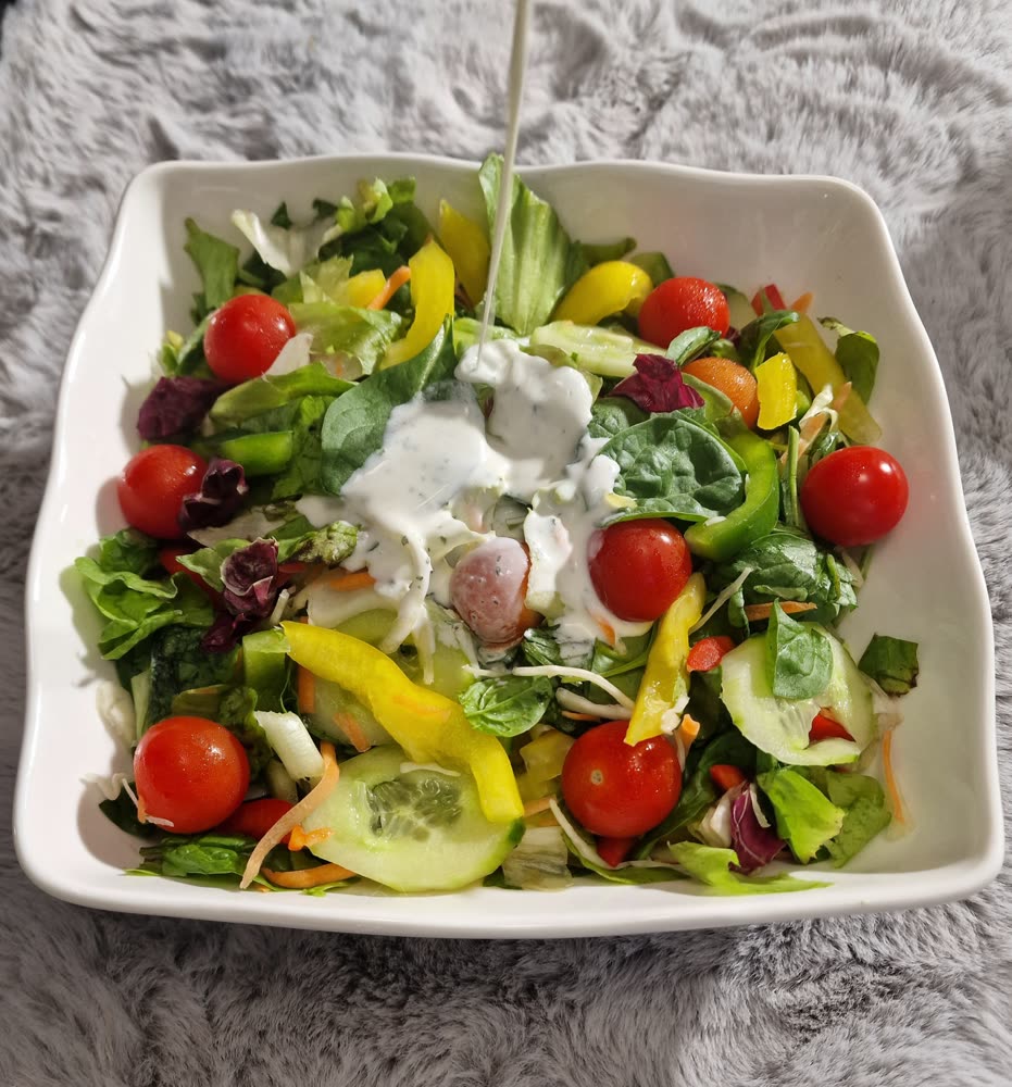 Gemischter grüner Salat mit Joghurt-Dressing