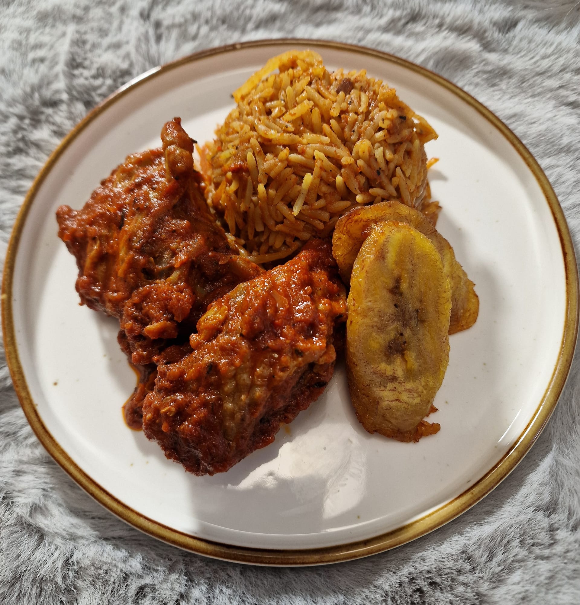 Nigerianisches Jollof Rice mit Hähnchen und Kochbanane